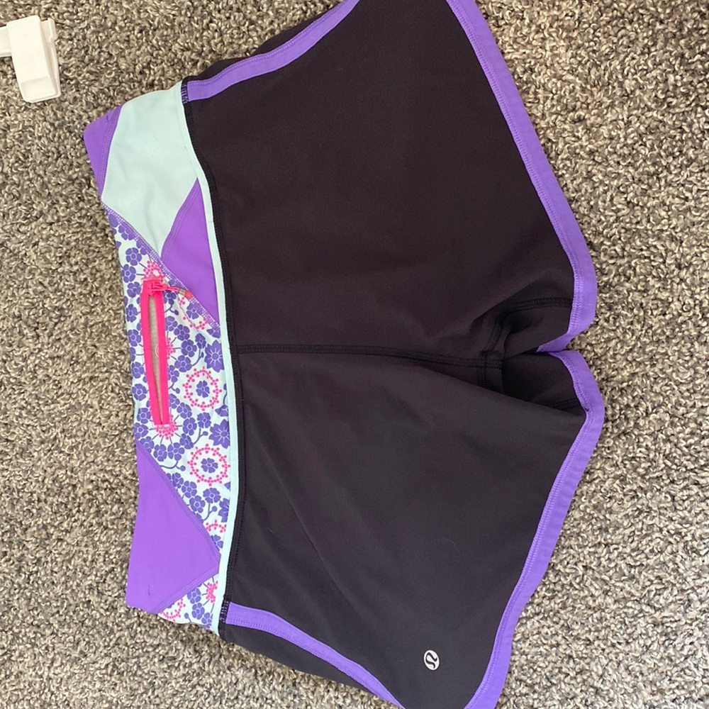 SIZE 6- LULULEMON SHORTS
